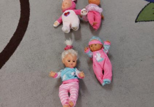 Na tym zdjeciu widać lalki użyte do ćwiczenia pod hasłem "Cztery lale" doskonalącego umiejetność liczenia w zakresie 4.