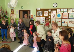 Zdjęcie przedstawia dzieci wraz z bliskimi podczas wspólnej zabawy.