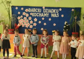 Zdjęcie przedstawia dzieci podczas występu.