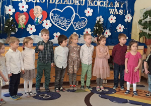 Zdjęcie przedstawia wszystkie dzieci podczas występu.