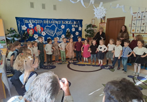 Zdjęcie przedstawia wszystkie dzieci podczas śpiewania piosenki dla babci i dziadka..
