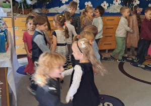 Zdjęcie przedstawia wszystkie dzieci podczas wykonywania układu tanecznego do piosenki "Twist dla babci i dziadka"..