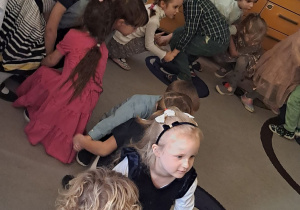 Zdjęcie przedstawia wszystkie dzieci podczas wykonywania układu tanecznego do piosenki "Twist dla babci i dziadka".