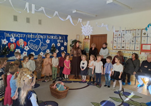 Zdjęcie przedstawia wszystkie dzieci podczas występu.