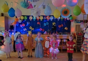 Zdjęcie przedstawia dzieci z grupy I i II podczas zabaw na balu.