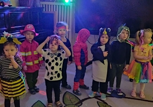 Zdjęcie przedstawia dzieci z grupy I podczas zabaw na balu.