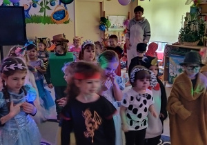 Zdjęcie przedstawia dzieci z grupy I i II podczas zabaw na balu.