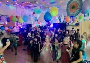 Zdjęcie przedstawia dzieci z grupy III i IV podczas zabaw na balu.