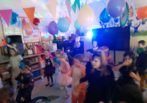 Zdjęcie przedstawia dzieci z grupy III i IV podczas zabaw na balu.