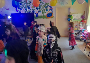 Na tym zdjęciu widać dzieci z grupy IV podczas zabaw na balu.