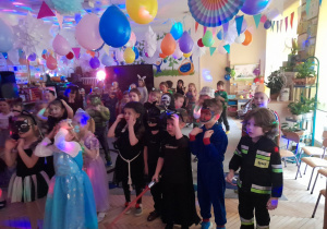 Zdjęcie przedstawia dzieci podczas zabaw na balu.