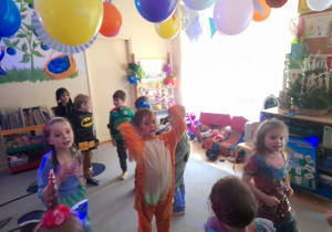 Zdjęcie przedstawia dzieci z grupy IV podczas zabaw na balu.