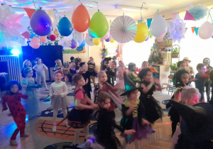 Zdjęcie przedstawia dzieci podczas zabaw na balu.