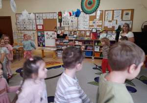 Zdjęcie przedstawia dzieci podczas zabawy ruchowej w parach do piosenki "Sanna".
