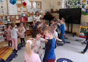 Zdjęcie przedstawia dzieci podczas zabawy ruchowej ''Zrób tyle, ile wskazuje cyfra".