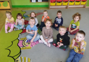 Zdjęcie przedstawia dzieci z grupy I podczas zabawy ćwiczącej narządy mowy.