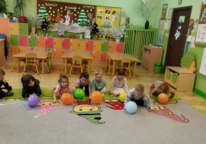 Na tym zdjęciu widać dzieci z grupy III podczas zabawy oddechowej "Wesołe baloniki".