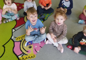 Na tym zdjęciu widać dzieci z grupy I podczas zabawy ćwiczącej narządy mowy.