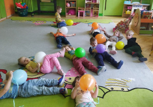 Na tym zdjęciu widać dzieci z grupy I podczas zabawy oddechowej "Wesołe baloniki".