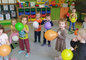 Na tym zdjęciu widać dzieci z grupy I podczas zabawy oddechowej "Wesołe baloniki".