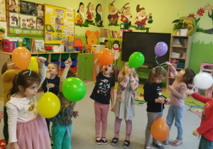 Na tym zdjęciu widać dzieci z grupy II podczas zabawy oddechowej "Wesołe baloniki".