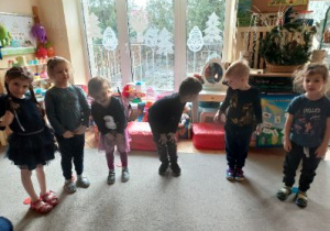 Zdjęcie przedstawia dzieci z grupy I i II podczas kolejnej zabawy utrwalającej stosunki przestrzenne.