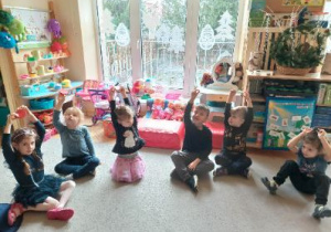 Zdjęcie przedstawia dzieci z grupy II podczas zabawy z klockami z mozaiki geometrycznej utrwalającej stosunki przestrzenne.