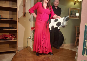 Na tym zdjęciu widzimy aktorkę prezentuj,ącą lalkę krowy - mamy byczka Fernando.