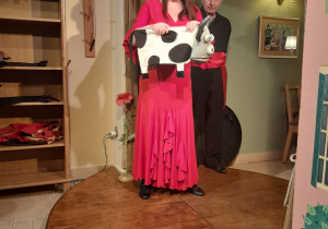 Na tym zdjęciu widzimy aktorkę prezentuj,ącą lalkę krowy - mamy byczka Fernando.