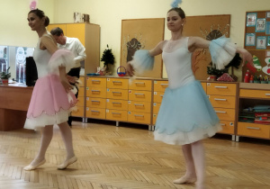 Zdjęcie przedstawia dwie tańczące baletnice z firmy "Piruet".