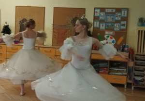 Zdjęcie przedstawia dwie tańczące baletnice z firmy "Piruet".