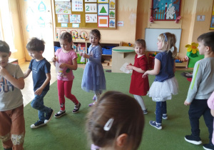 Na tym zdjęciu widać dzieci z grupy II podczas zabawy słuchowo - ruchowej.