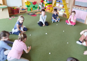 Zdjęcie przedstawia dzieci z grupy II podczas zabawy oodechowej.