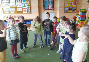 Na tym zdjęciu widać dzieci z grupy III podczas zabawy słuchowo - ruchowej.