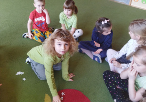 Zdjęcie przedstawia dzieci z grupy III podczas zabawy oodechowej.