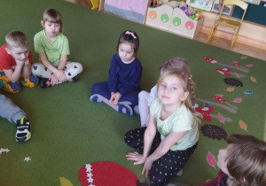 Zdjęcie przedstawia dzieci z grupy III podczas zabawy oodechowej.