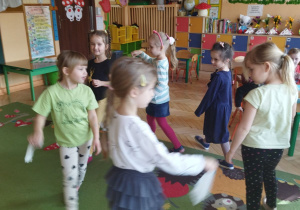 Na tym zdjęciu widać dzieci z grupy III podczas zabawy słuchowo - ruchowej "Zimowy taniec".