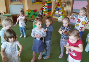 Na tym zdjęciu widać dzieci z grupy I podczas zabawy ruchowej połączonej z ćwiczeniami oddechowymi..