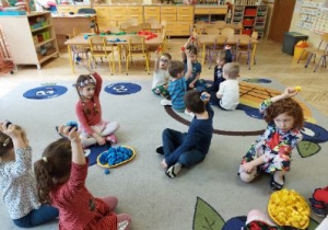 Na tym zdjęciu widać dzieci podczas zabawy "Kolorow klocki".