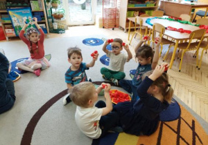 Na tym zdjęciu widać dzieci podczas zabawy "Kolorow klocki".