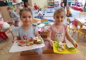 Zdjęcie przedstawia Lenkę oraz Julię, które prezentują gotowe kanapki.