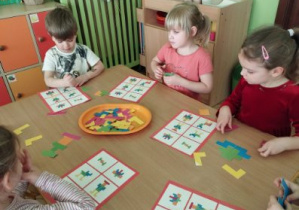 Na tym zdjęciu widać dzieci układające tangramy.