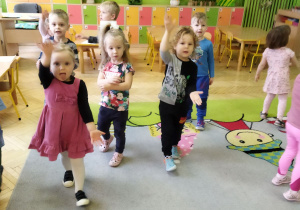 Na tym zdjęciu widać dzieci z grupy I podczas zabawy ruchowej połączonej z ćwiczeniami artykulacyjnymi.