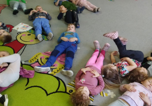 Na tym zdjęciu widać dzieci z grupy I podczas zabaw i ćwiczeń logopedycznych.