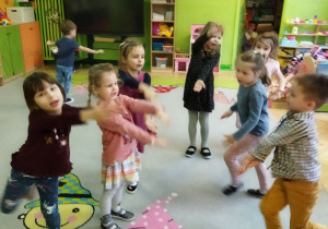 Na tym zdjęciu widać dzieci z grupy II podczas zabawy ruchowej połączonej z ćwiczeniami artykulacyjnymi.