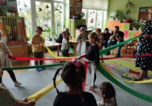 Na tym zdjęciu widać dzieci podczas zabawy z wiatrakiem matematycznym.