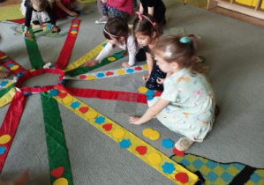 Zdjęcie przedstawia dzieci podczas zabawy z wiatrakiem matematycznym.