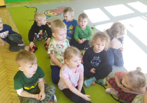 Zdjęcie przedstawia dzieci z grupy I podczas ćwiczeń logopedycznych.