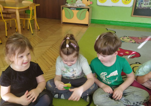 Na tym zdjęciu widać dzieci z grupy II podczas ćwiczeń logopedycznych.
