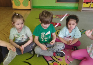 Na tym zdjęciu widać dzieci z grupy II podczas wykonywania ćwiczeń ortofonicznych.